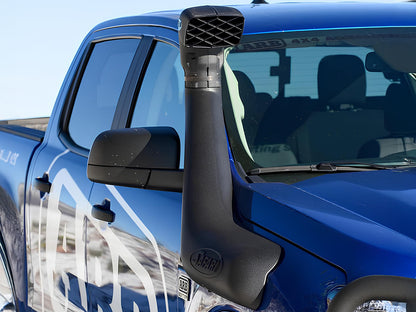 Snorkel Safari 4x4 pour Ford Ranger T8 2019-2023 2.3L EcoBoost, montage sur le côté du véhicule.
