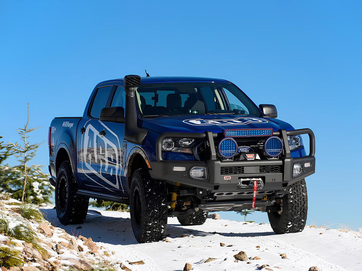 Snorkel Safari 4x4 pour Ford Ranger T8 2019-2023 2.3L EcoBoost, installation sur le côté du véhicule.