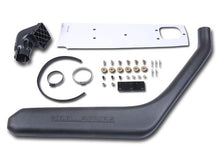 Snorkel Safari 4x4 pour Land Rover Discovery 200TDI, fixation et élèments en plastique noir, installé sur le véhicule.