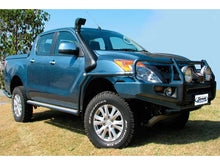 Snorkel Safari 4x4 pour Mazda BT50 Gen3 3.0Ddi 2020+ installé, en noir, sur un véhicule tout-terrain.