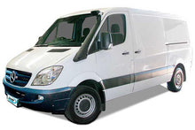Snorkel Safari 4x4 pour Mercedes Sprinter RHD W906 2006-2013, tube noir fixé sur le côté du véhicule.