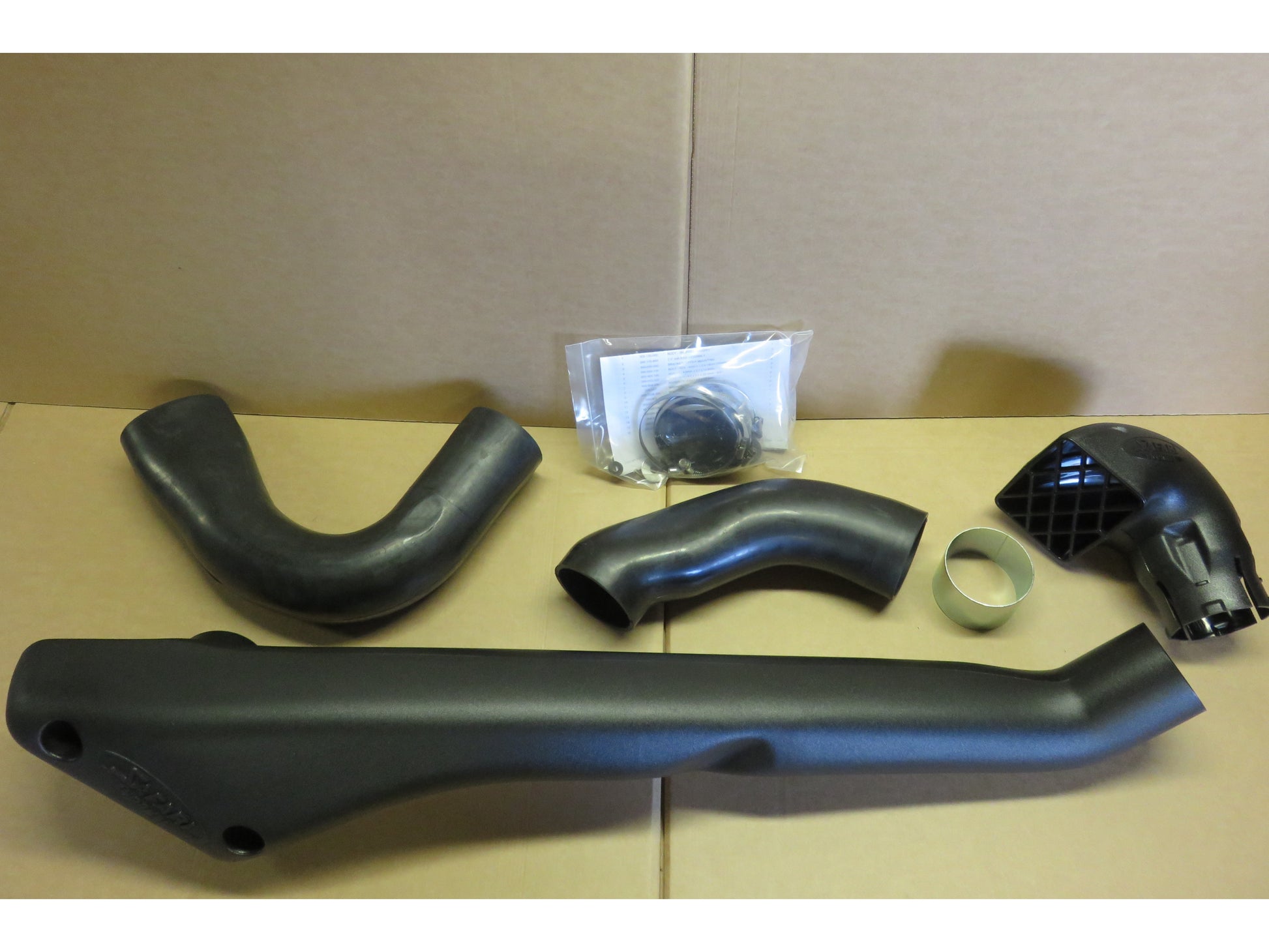 Snorkel Safari 4x4 pour Mercedes Sprinter W906 W907 2006-2022, fixation sur le côté du véhicule, en plastique noir.