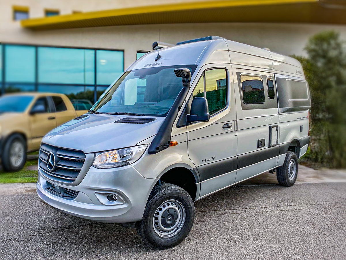 Snorkel Safari 4x4 pour Mercedes Sprinter W906/W907 2006-2022, fixation noire et tube de snorkel visible sur le véhicule.
