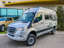 Snorkel Safari 4x4 pour Mercedes Sprinter W906/W907 2006-2022, fixation noire et tube de snorkel visible sur le véhicule.