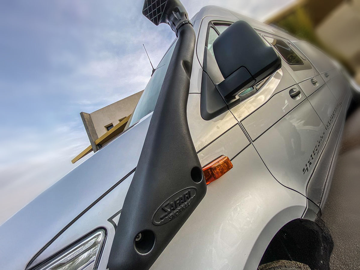 Snorkel Safari 4x4 pour Mercedes Sprinter W906 W907 2006-2022, fixation et long tube en plastique noir sur le véhicule.