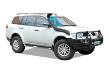 Snorkel Safari 4x4 pour Mitsubishi Challenger 2009-2016, fixation sur le côté du véhicule, en plastique noir robuste.