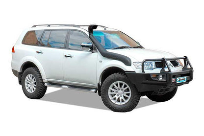 Snorkel Safari 4x4 pour Mitsubishi Challenger 2009-2016, fixation sur le côté du véhicule, en plastique noir robuste.