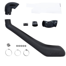 Snorkel Safari4x4 pour Mitsubishi L200 2015-2019, installation sur le côté du véhicule, en plastique noir robuste.
