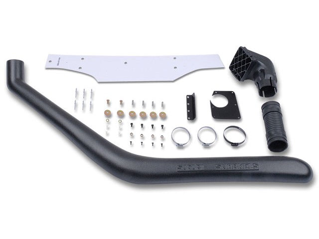 Snorkel Safari4x4 pour Mitsubishi L200 K74 2.5TD (1996-2006), tube en plastique noir installé sur le véhicule.