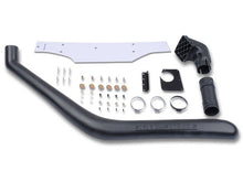 Snorkel Safari4x4 pour Mitsubishi L200 K74 2.5TD (1996-2006), tube en plastique noir installé sur le véhicule.