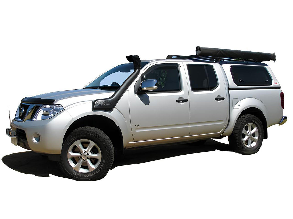 Snorkel Safari 4x4 pour Nissan Navara D40 et Pathfinder V6 4.0L essence (2005-2010), monté sur le véhicule, en couleur noire.