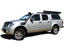 Snorkel Safari 4x4 pour Nissan Navara D40 et Pathfinder V6 4.0L essence (2005-2010), monté sur le véhicule, en couleur noire.
