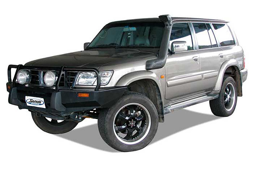 Snorkel Safari 4x4 pour Nissan Patrol GR Y61 4.8L essence 2000-2005, monté sur le véhicule, en couleur noire.