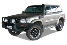 Snorkel Safari 4x4 pour Nissan Patrol GR Y61 4.8L essence 2000-2005, monté sur le véhicule, en couleur noire.