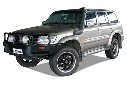 Snorkel Safari 4x4 pour Nissan Patrol GR Y61 4.8L essence 2000-2005, monté sur le véhicule, en couleur noire.
