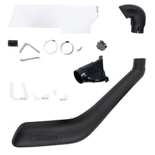 Snorkel Safari 4x4 pour Nissan Patrol Y62, fixation sur le côté du véhicule, en plastique noir robuste.