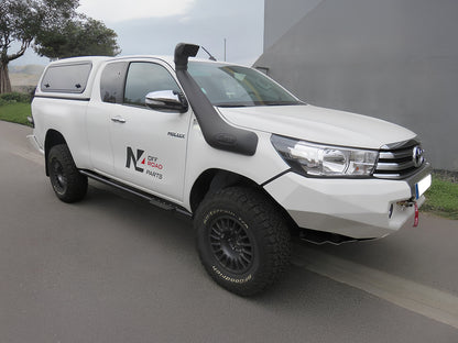 Snorkel Safari 4x4 monté sur Toyota Hilux Revo D4-D, en plastique noir, pour protection contre l'eau et la poussière.