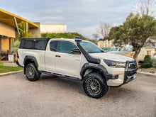 Snorkel Safari 4x4 pour Toyota Hilux Revo D4-D, fixation robuste, monté sur le capot du véhicule, conçu pour la conduite tout-terrain.