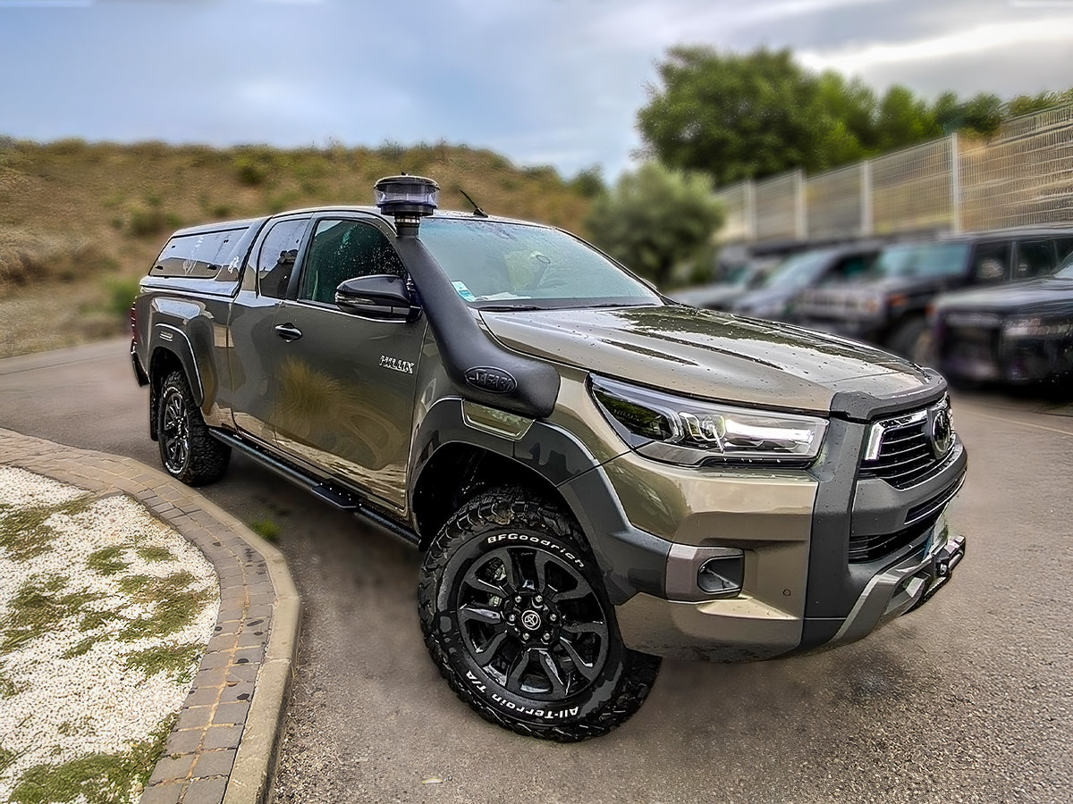 Snorkel Safari 4x4 installé sur un Toyota Hilux Revo D4-D, vue de côté montrant le dispositif de protection du moteur.
