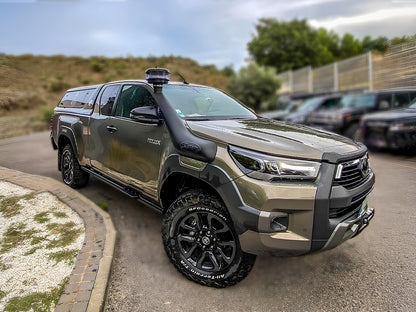 Snorkel Safari 4x4 installé sur un Toyota Hilux Revo D4-D, vue de côté montrant le dispositif de protection du moteur.
