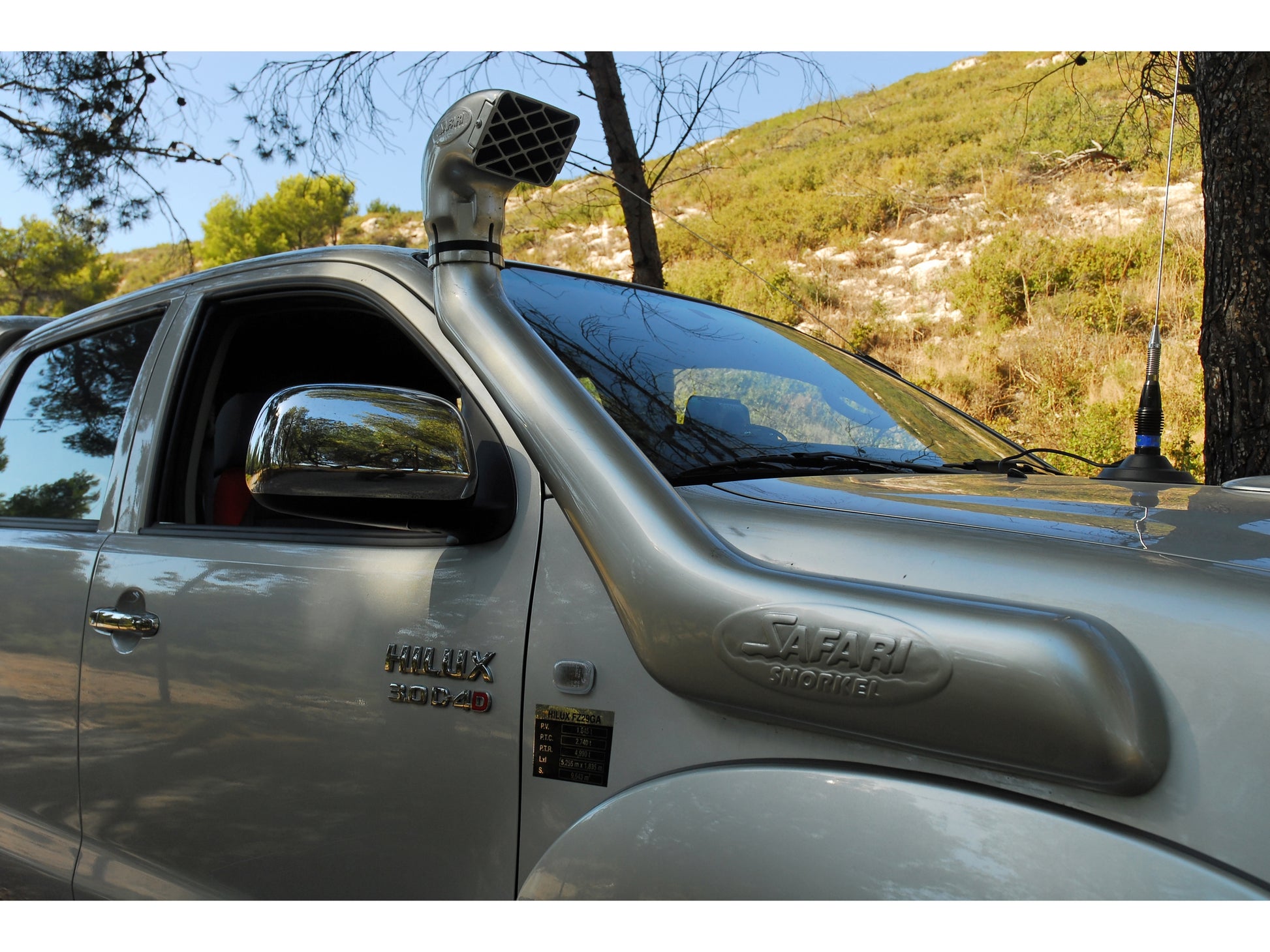 Snorkel Safari 4x4 pour Toyota Hilux Vigo V6 4.0L essence, visible en position sur le véhicule.