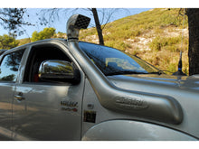 Snorkel Safari 4x4 pour Toyota Hilux Vigo V6 4.0L essence, visible en position sur le véhicule.