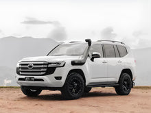 Snorkel Safari 4x4 installé sur Toyota Land Cruiser FJA300 V6 Biturbo Diesel, protection pour conduite tout-terrain.