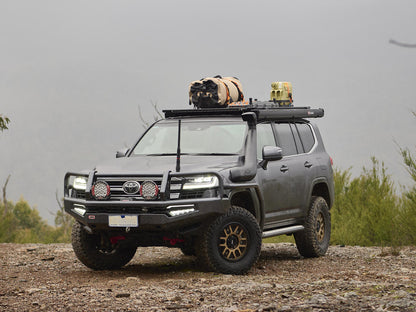 Snorkel Safari 4x4 pour Toyota Land Cruiser FJA300 V6 Biturbo Diesel, installé sur le véhicule, en métal noir robuste.