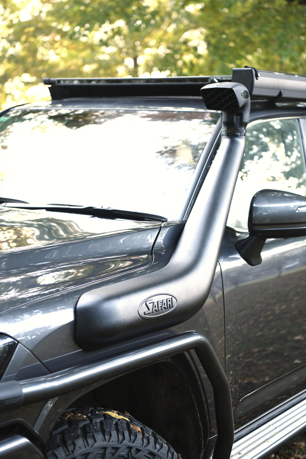 Snorkel Safari 4x4 pour Toyota Land Cruiser FJA300 V6 Biturbo Diesel, installation sur le côté du véhicule.