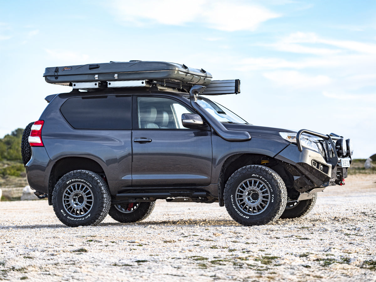 Snorkel Safari 4x4 pour Toyota Land Cruiser GDJ150 GDJ155 2.8D4-D 2015-2017, installation visible sur le véhicule.
