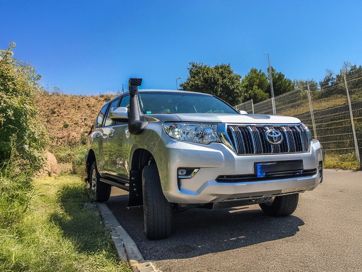 Snorkel Safari 4x4 installé sur un Toyota Land Cruiser GDJ150 GDJ155 2.8D4-D, modèle 2018-2024, en extérieur.