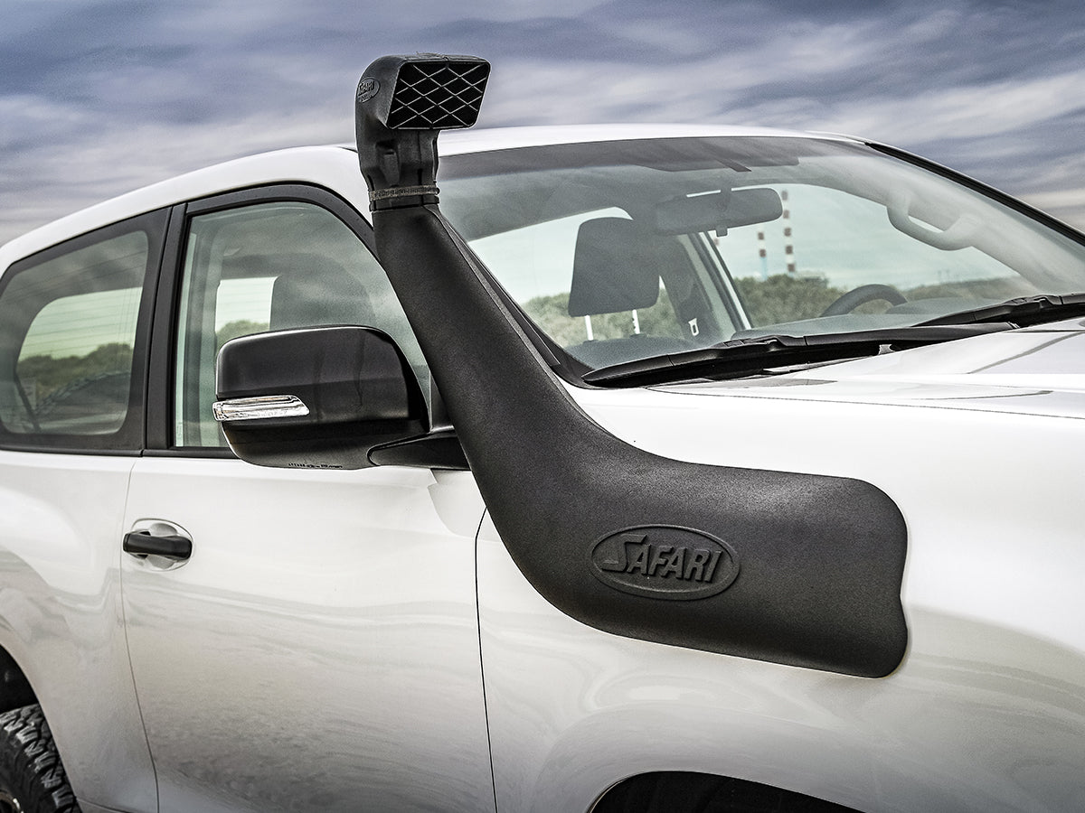 Snorkel Safari 4x4 installé sur un Toyota Land Cruiser GDJ150 GDJ155 2.8D4-D, modèle 2018-2024, en environnement extérieur.