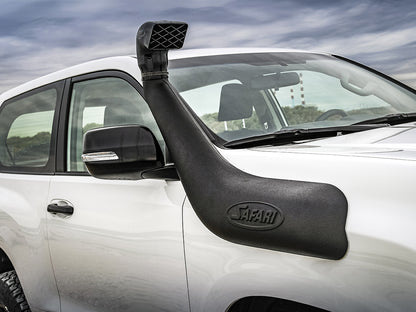 Snorkel Safari 4x4 installé sur un Toyota Land Cruiser GDJ150 GDJ155 2.8D4-D, modèle 2018-2024, en environnement extérieur.