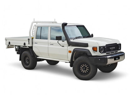 Snorkel Safari 4x4 monté sur Toyota Land Cruiser HZJ7 GDJ7 GRJ7 2024+, protégeant le moteur contre l'eau et la poussière.