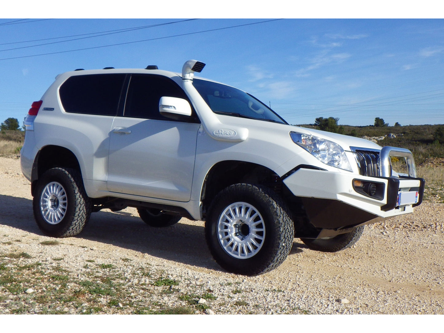 Snorkel Safari 4x4 installé sur un Toyota Land Cruiser KDJ150 KDJ155, en position latérale, pour protection et performance en tout-terrain.