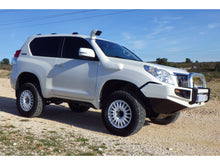 Snorkel Safari 4x4 installé sur un Toyota Land Cruiser KDJ150 KDJ155, en position latérale, pour protection et performance en tout-terrain.