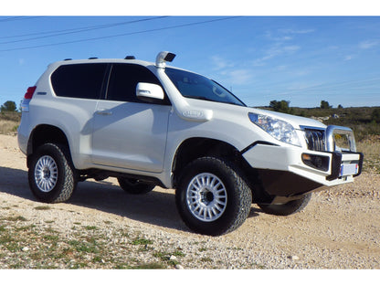 Snorkel Safari 4x4 installé sur un Toyota Land Cruiser KDJ150 KDJ155, en position latérale, pour protection et performance en tout-terrain.