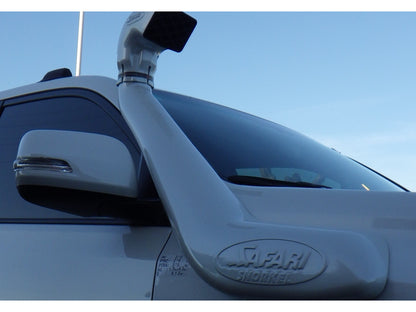 Snorkel Safari 4x4 pour Toyota Land Cruiser KDJ150/KDJ155, installé sur le véhicule, en plastique noir robuste.