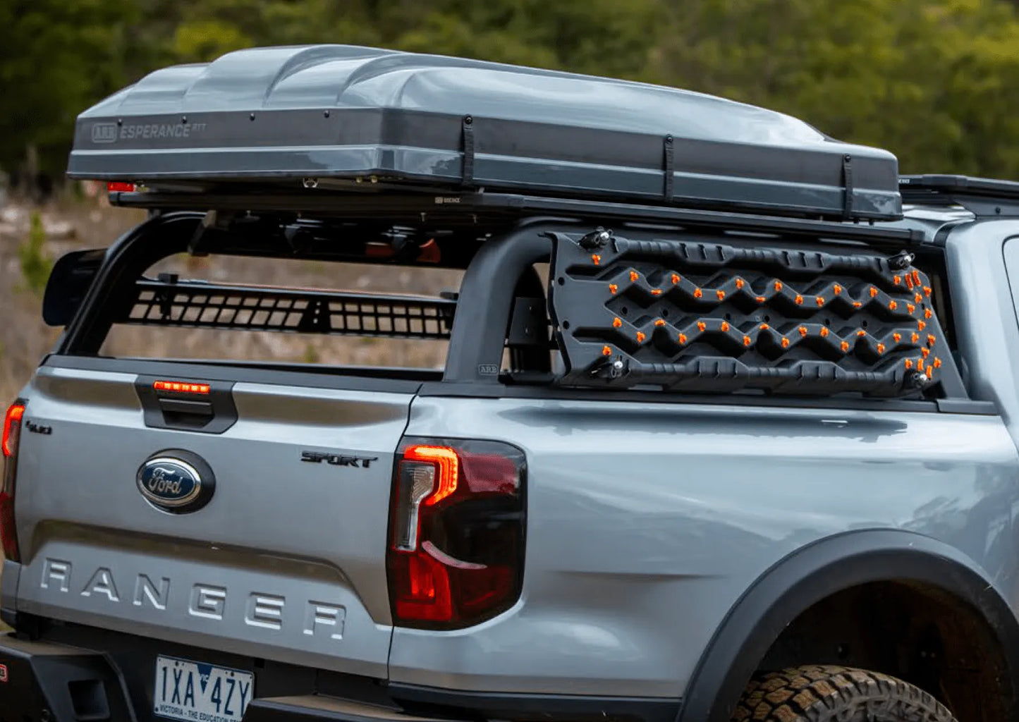 Support de benne ARB 4x4 pour Ford Raptor 2023+ Double Cab, système de fixation robuste pour le coffre de camion.