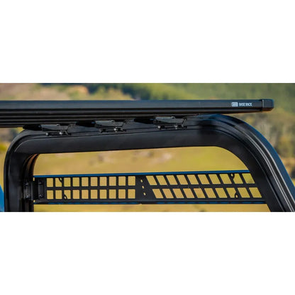 Support de benne ARB pour Ford Ranger 2023+ Double Cab avec galerie de toit, montage robuste et pratique pour accessoires.