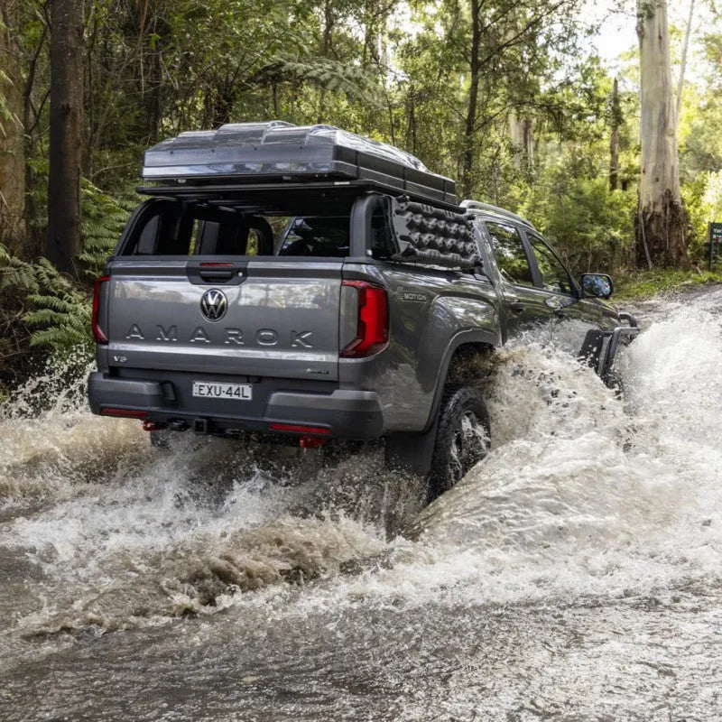 Support de benne ARB pour Volkswagen Amarok 2023+ avec système de rack de lit robuste et pratique.