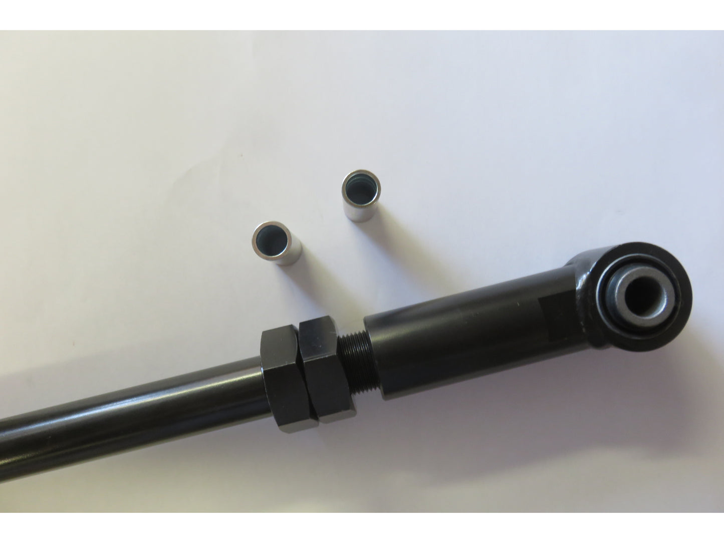 Barre panhard arrière réglable N4 OFFROAD pour suspension HDJ80, robuste et ajustable pour véhicule tout-terrain.