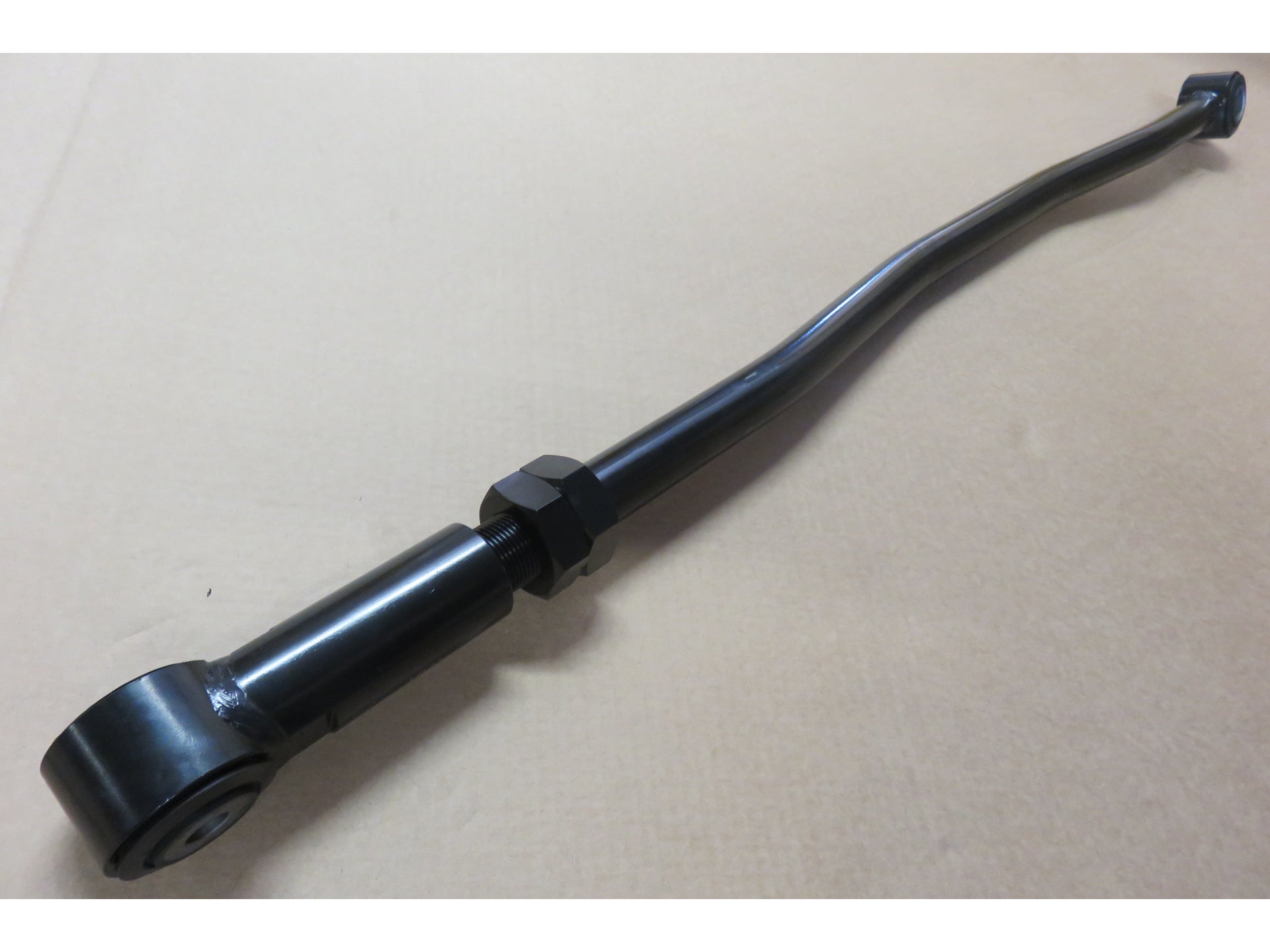 Barre panhard arrière réglable pour Nissan Patrol Y60 et Y61, suspension N4 OFFROAD, montre la pièce métallique montées sur le véhicule