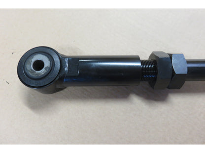 Barre panhard arrière réglable pour Nissan Patrol Y60 et Y61, suspension off-road N4 OFFROAD, vue de l’arrière.