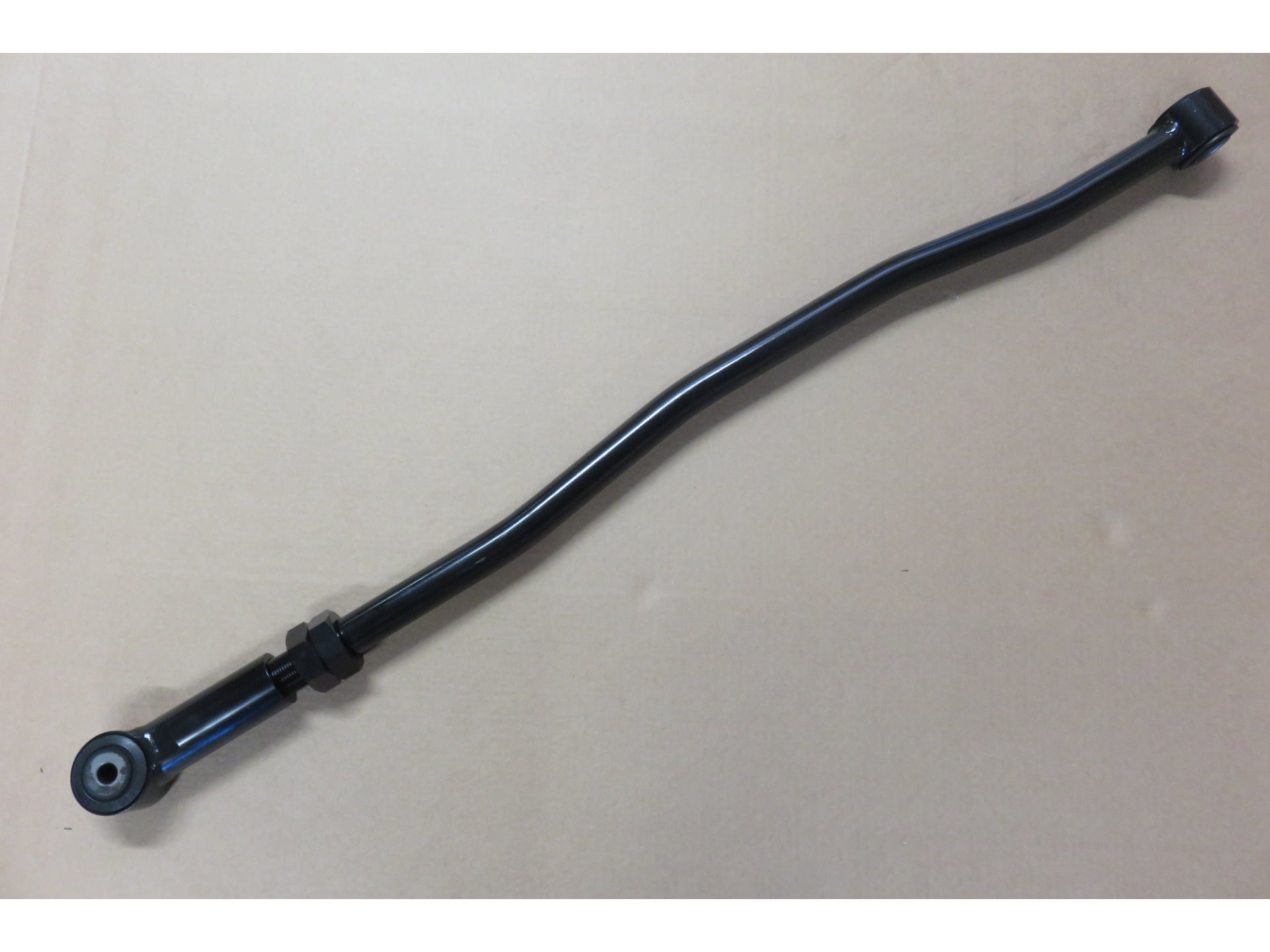 Barre panhard arrière réglable pour Nissan Patrol Y60 et Y61, suspension N4 OFFROAD, montre la pièce montée sur le véhicule off-road.