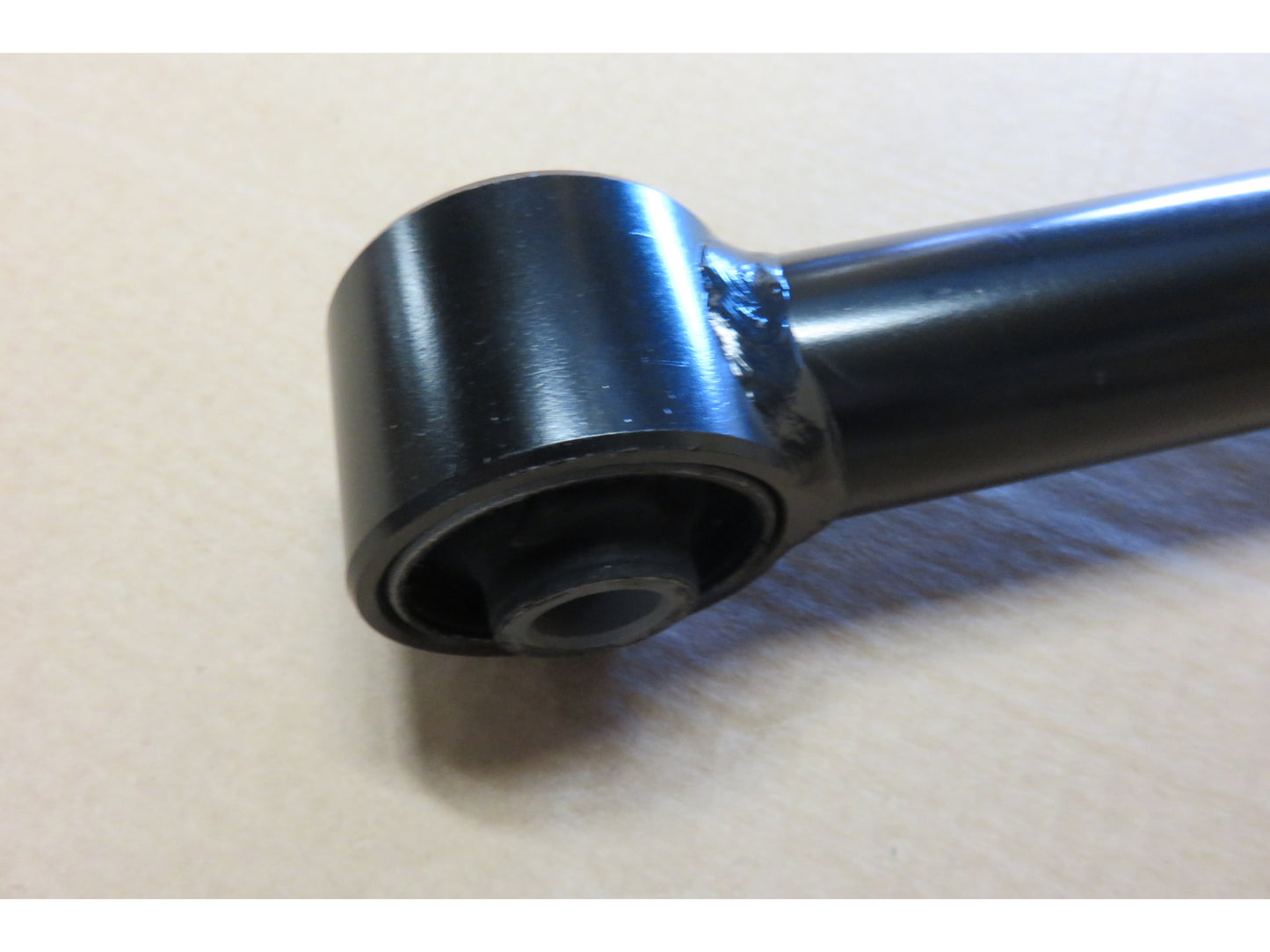 Tirant de pont arrière inférieur renforcé pour HDJ80, pièce de suspension N4 OFFROAD, visible en plan rapproché.