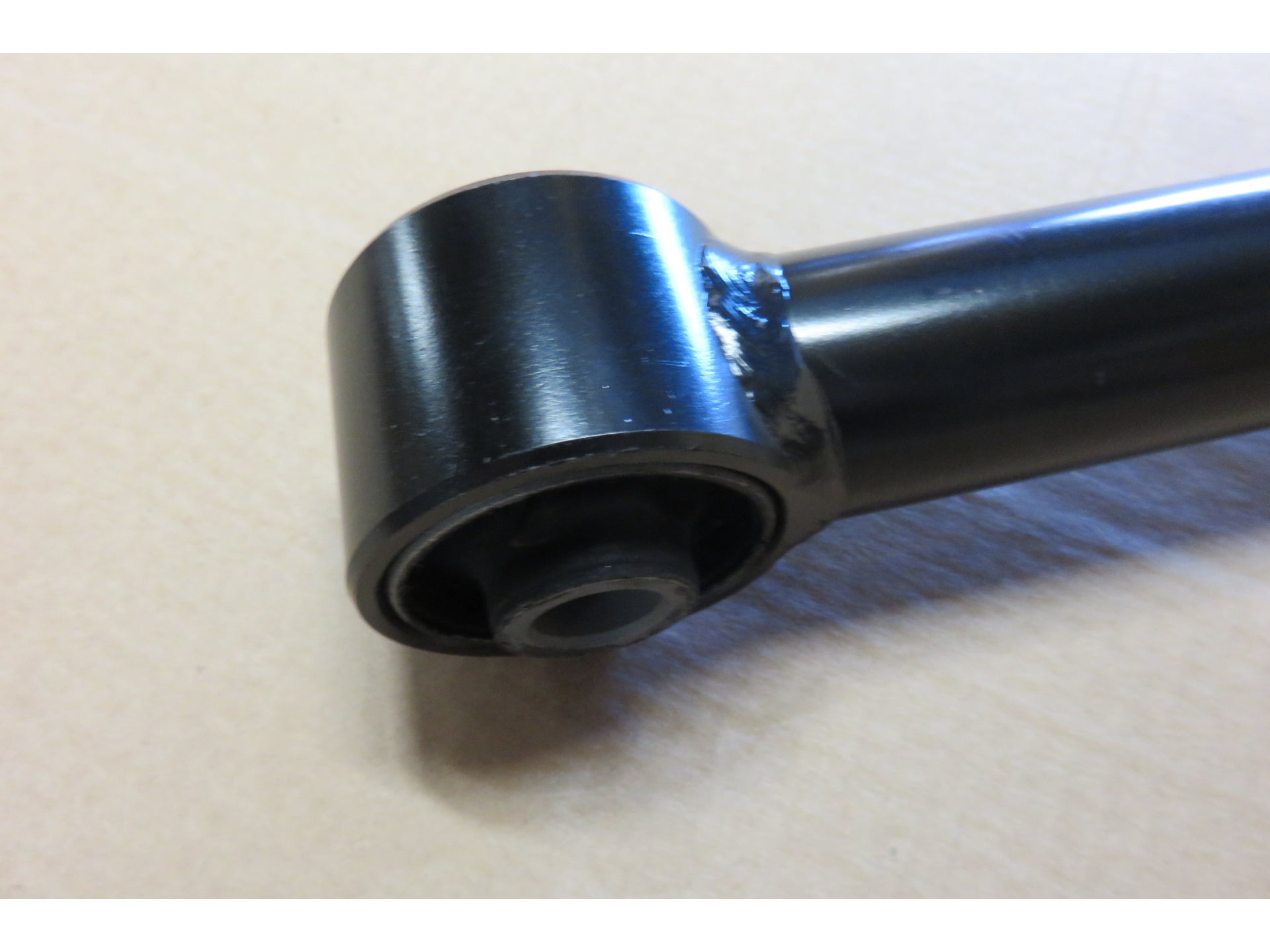 Tirant de pont arrière inférieur renforcé pour HDJ80, pièce de suspension N4 OFFROAD, visible en plan rapproché.
