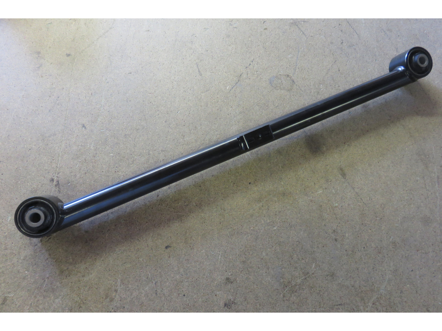 Tirant de pont arrière inférieur renforcé pour suspension KDJ120 KDJ150, pièce N4 Offroad, visible en position sous le véhicule.