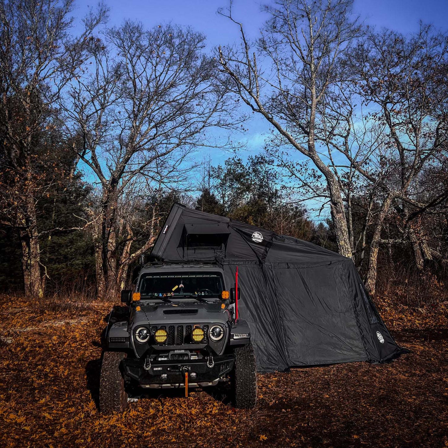 Tente de toit Annexe Go Overland Canada EQUINOX, abri 4 saisons, installée sur un véhicule tout-terrain.