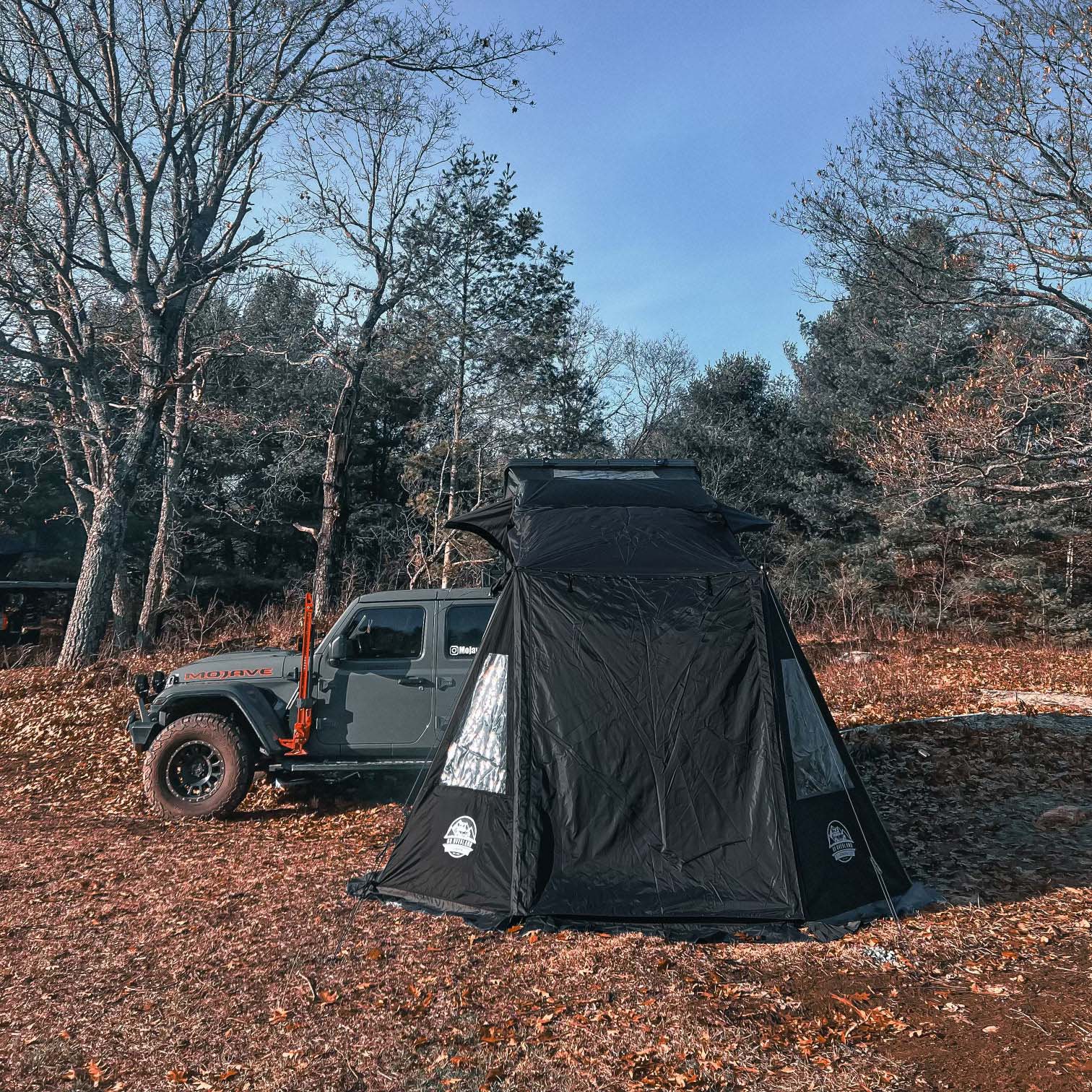 Tente de toit XL GO OVERLAND CANADA pour 4x4, espace de vie compact et robuste pour aventures en plein air.